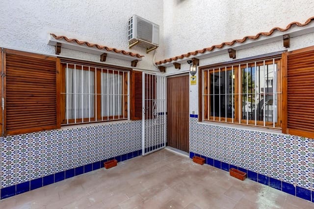 6 chambre Villa/Maison Mitoyenne à vendre à Torrevieja avec piscine - 179 000 € (Ref: 9797740)