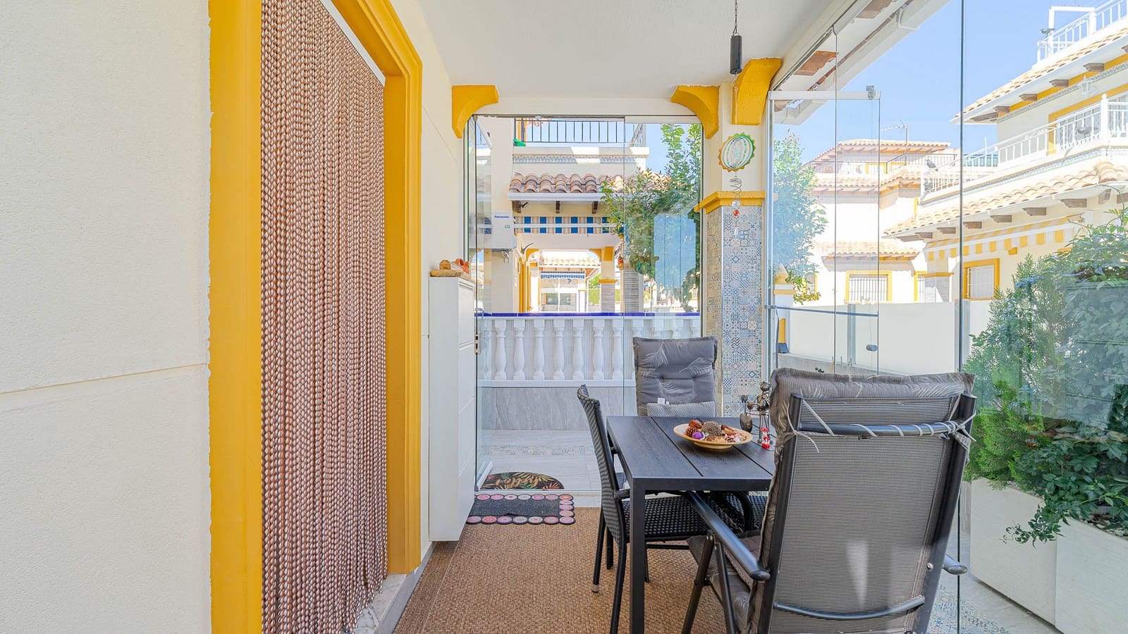 2 slaapkamer Rijtjeshuis te koop in Punta Prima met zwembad - € 269.000 (Ref: 9800305)