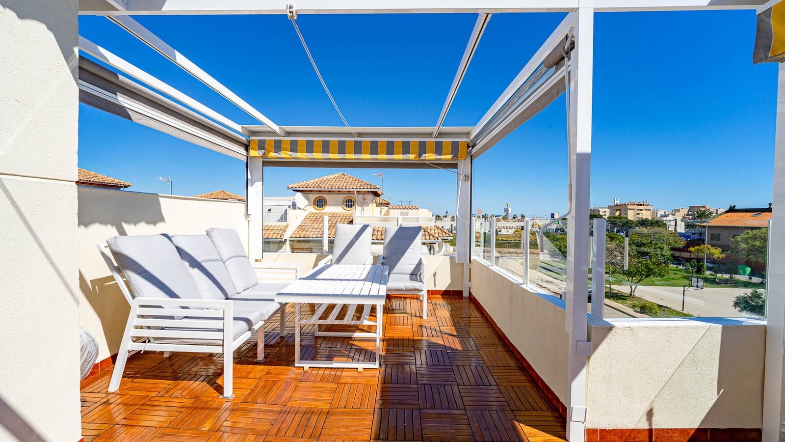 2 slaapkamer Rijtjeshuis te koop in Punta Prima met zwembad - € 269.000 (Ref: 9800305)