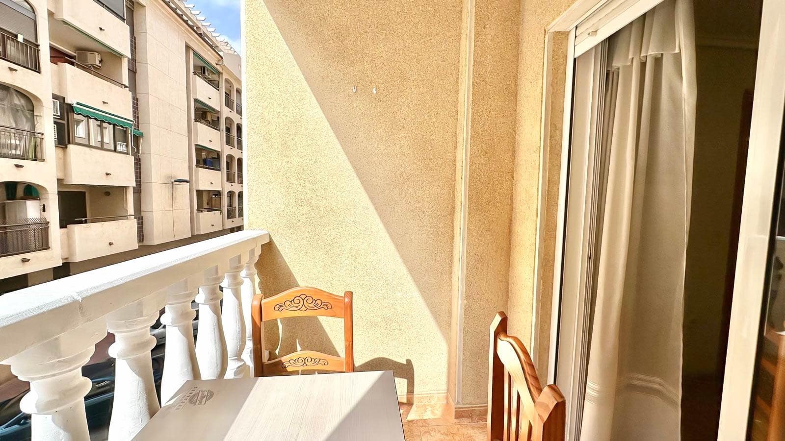 Apartamento de 2 habitaciones en Torrevieja en venta con piscina - 134.900 € (Ref: 9820852)