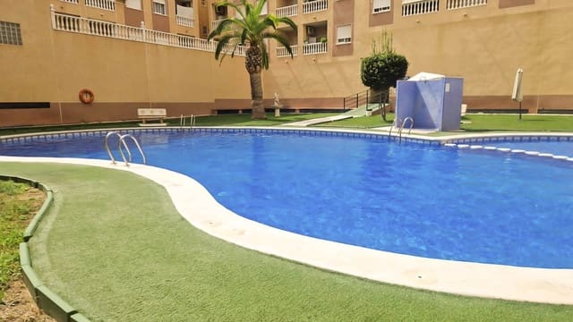 Apartamento de 2 habitaciones en Torrevieja en venta con piscina - 134.900 € (Ref: 9820852)