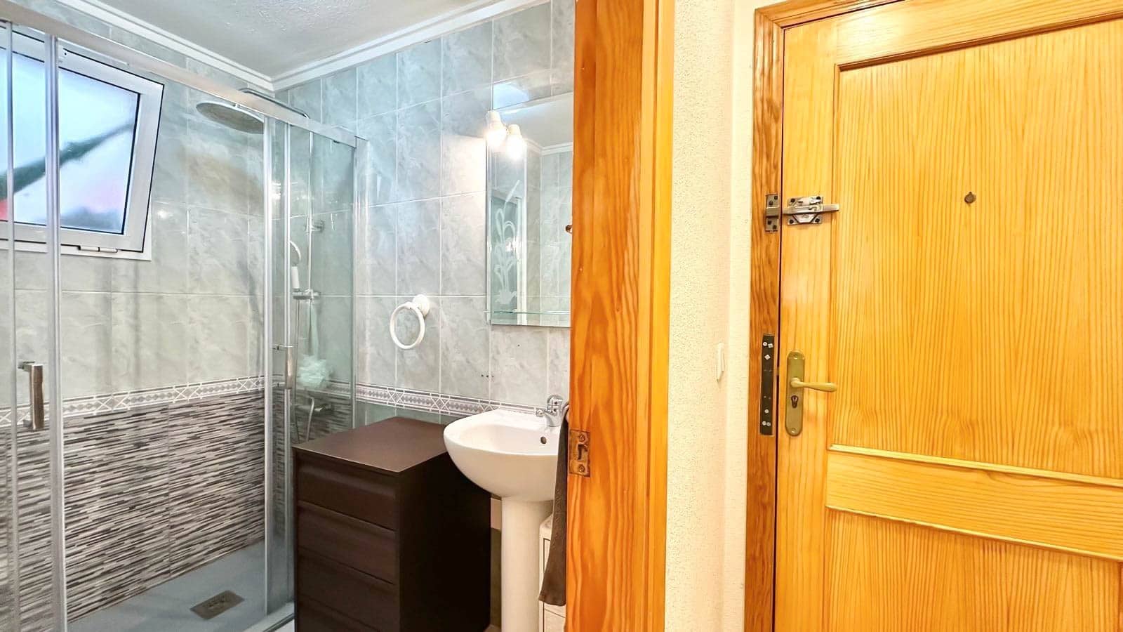 Apartamento de 2 habitaciones en Torrevieja en venta con piscina - 134.900 € (Ref: 9820852)