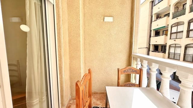 Apartamento de 2 habitaciones en Torrevieja en venta con piscina - 134.900 € (Ref: 9820852)