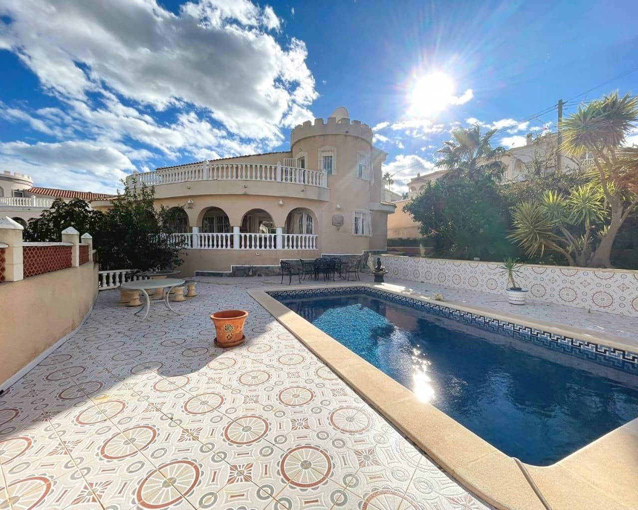 5 makuuhuone Huvila myytävänä paikassa Ciudad Quesada mukana uima-altaan - 450 000 € (Ref: 9830094)