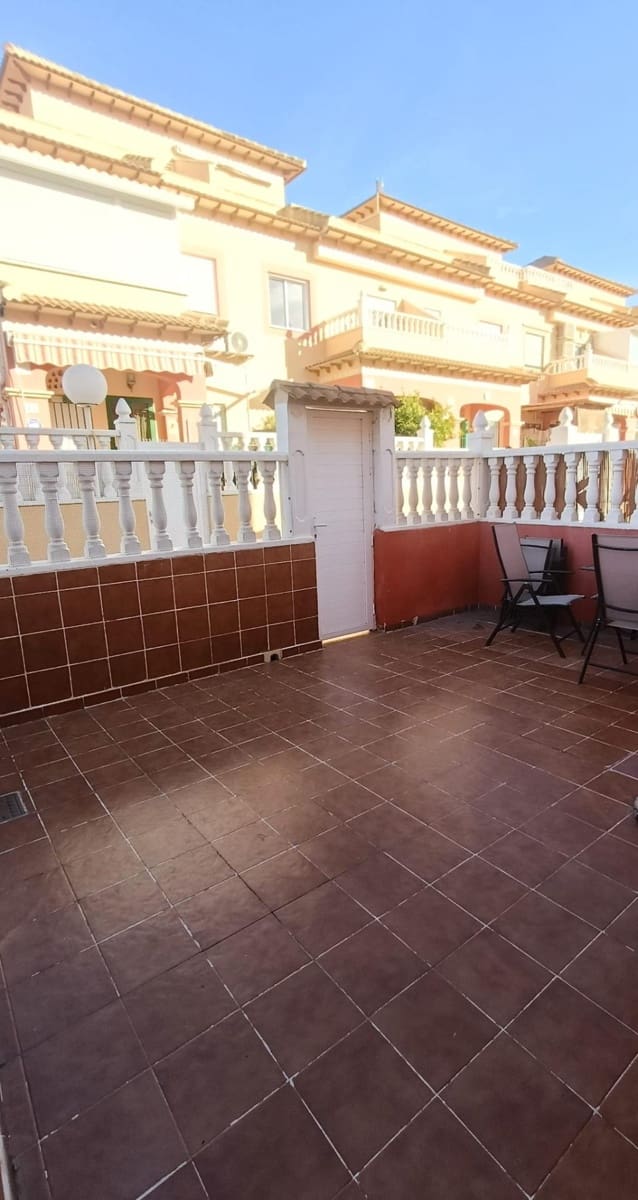 4 sovrum Radhus till salu i Torrevieja med pool - 187 900 € (Ref: 9831370)