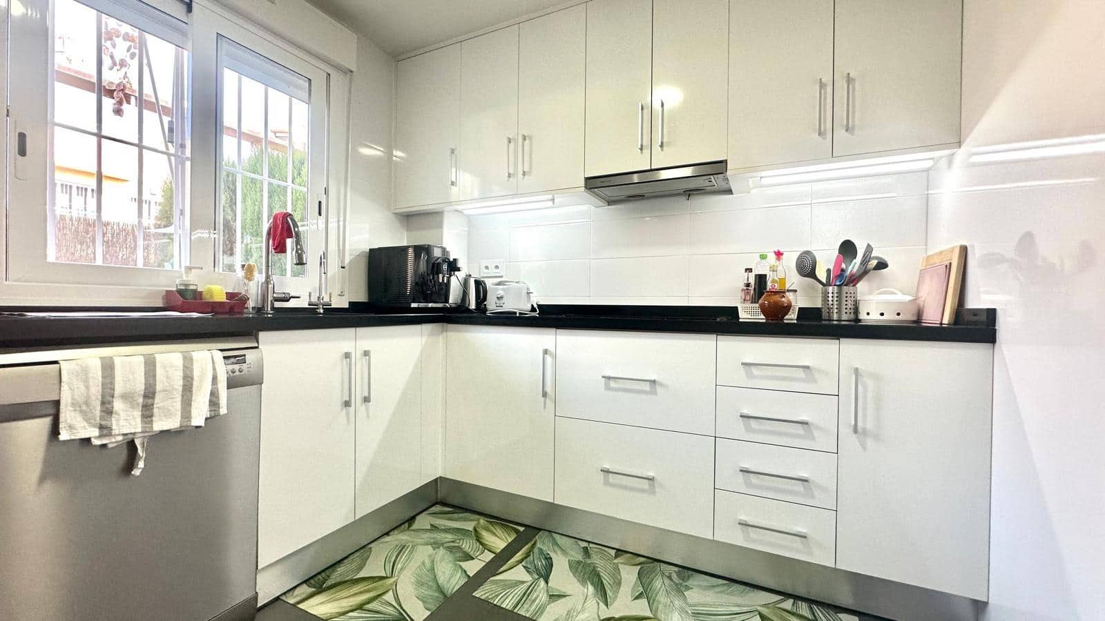 2 bedroom Terraced Villa for sale in Torrevieja with pool - € 274,900 (Ref: 9831425)