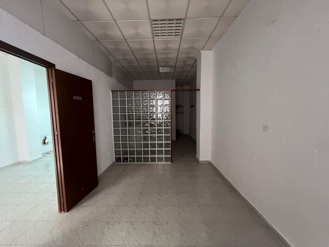 Comercial para venda em Torrevieja - 134 900 € (Ref: 9831427)
