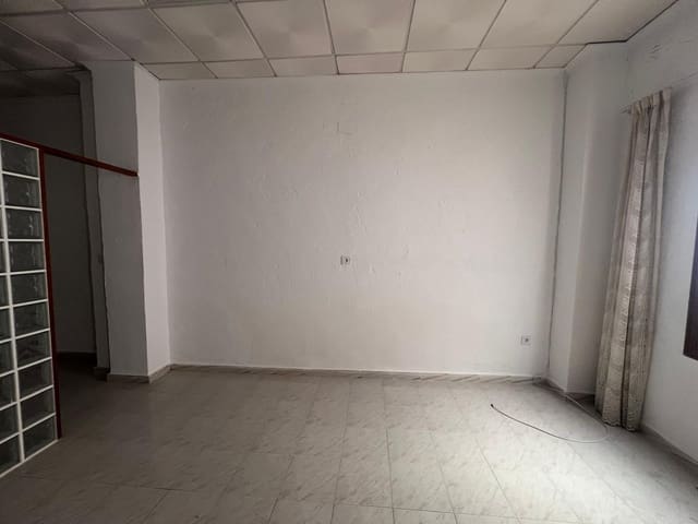 Comercial para venda em Torrevieja - 134 900 € (Ref: 9831427)