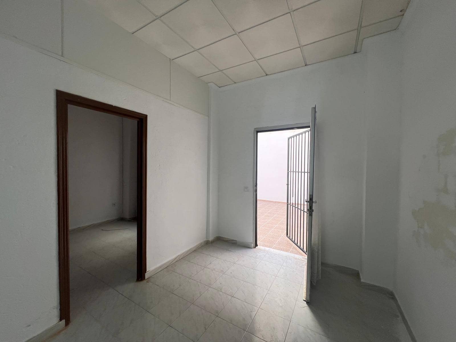 Local Comercial en Torrevieja en venta - 134.900 € (Ref: 9831427)
