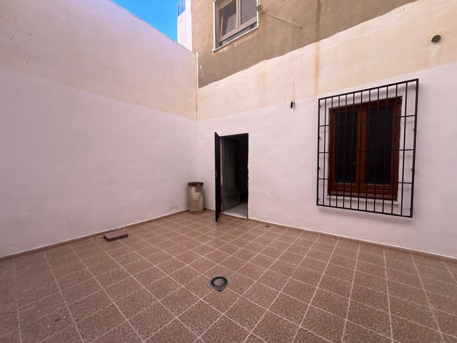 Local Comercial en Torrevieja en venta - 134.900 € (Ref: 9831427)