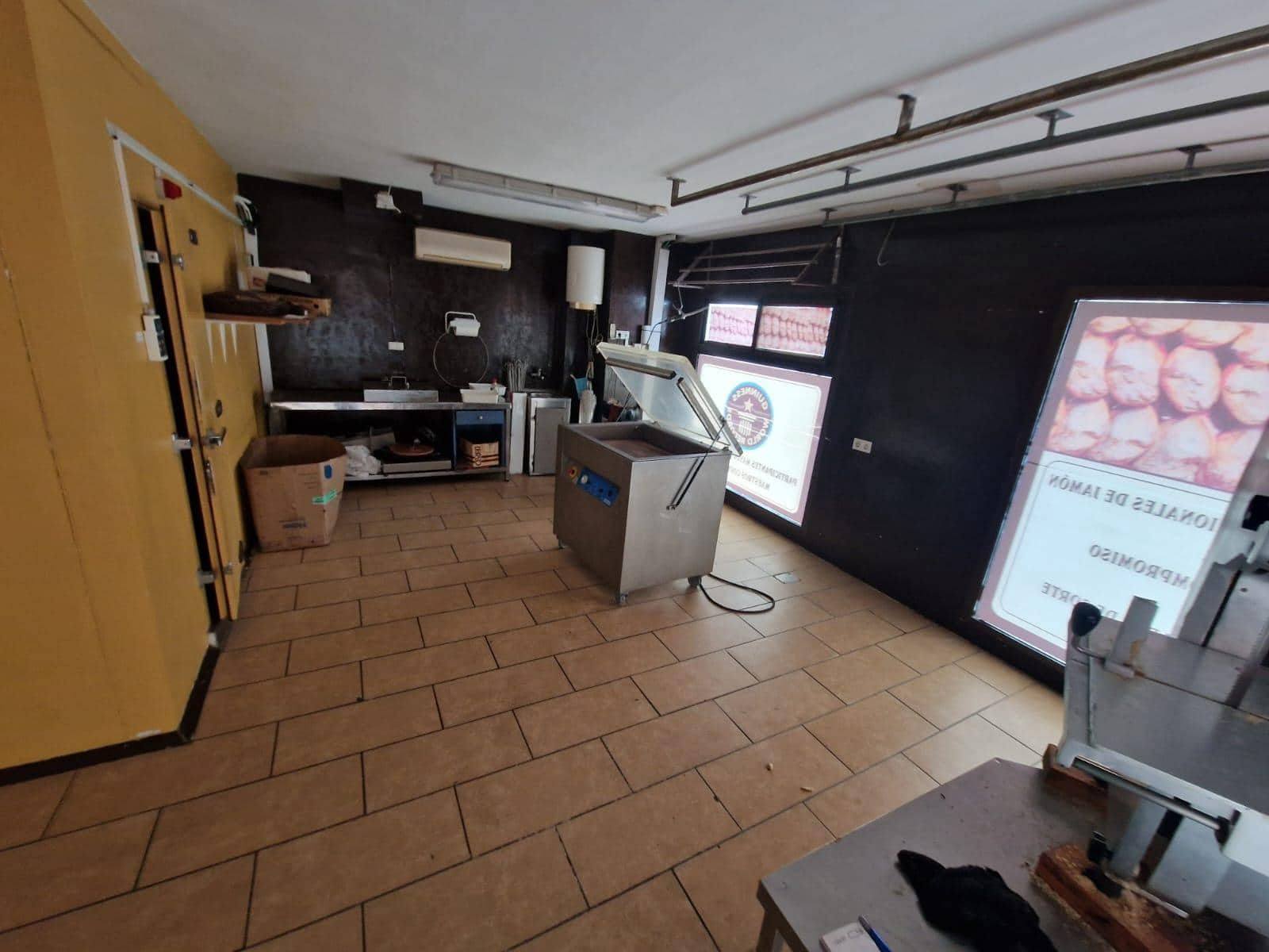 Comercial para venda em Torrevieja - 270 000 € (Ref: 9831513)
