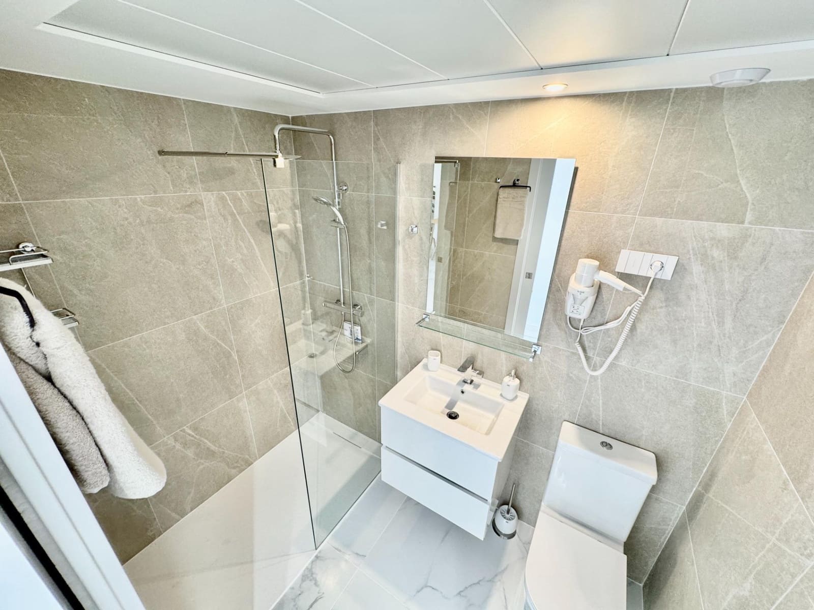 2 slaapkamer Appartement te koop in Torrevieja met zwembad - € 480.000 (Ref: 9831522)