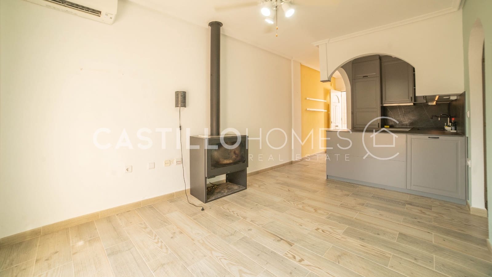 Ático de 2 habitaciones en Torrevieja en venta con piscina - 184.900 € (Ref: 9858244)