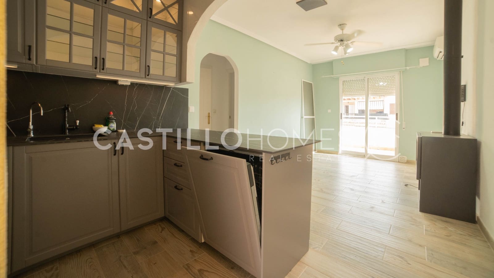 Ático de 2 habitaciones en Torrevieja en venta con piscina - 184.900 € (Ref: 9858244)