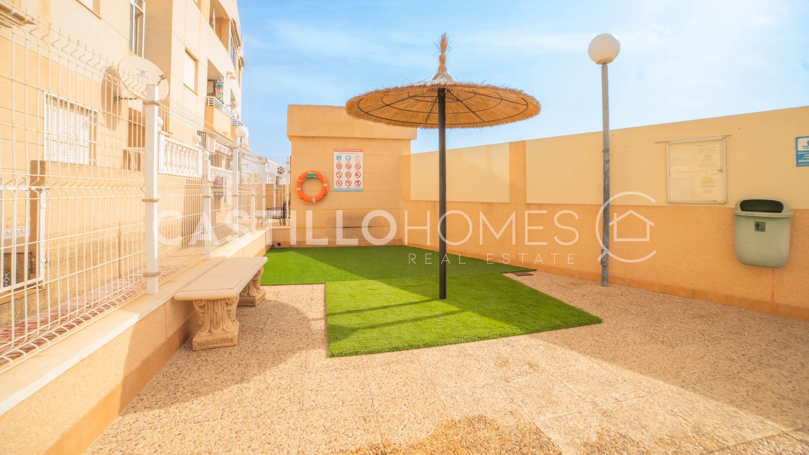 Ático de 2 habitaciones en Torrevieja en venta con piscina - 184.900 € (Ref: 9858244)