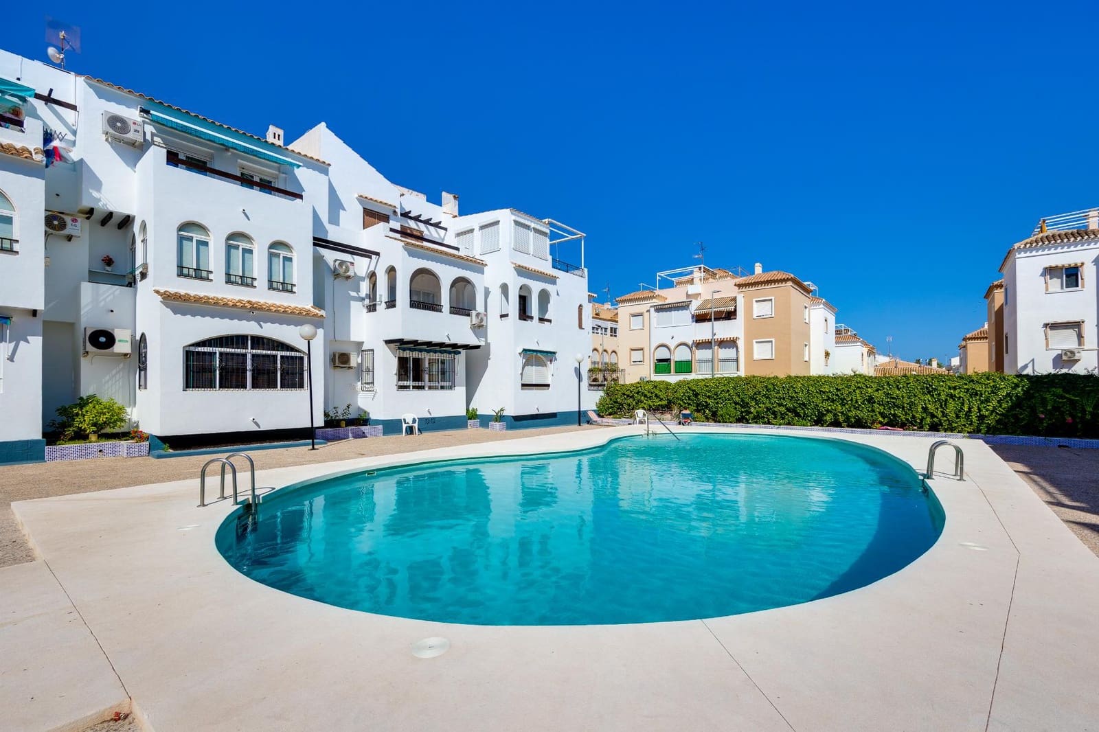 2 soveværelse Bungalow til salg i Torrevieja med swimmingpool - € 139.500 (Ref: 9892623)