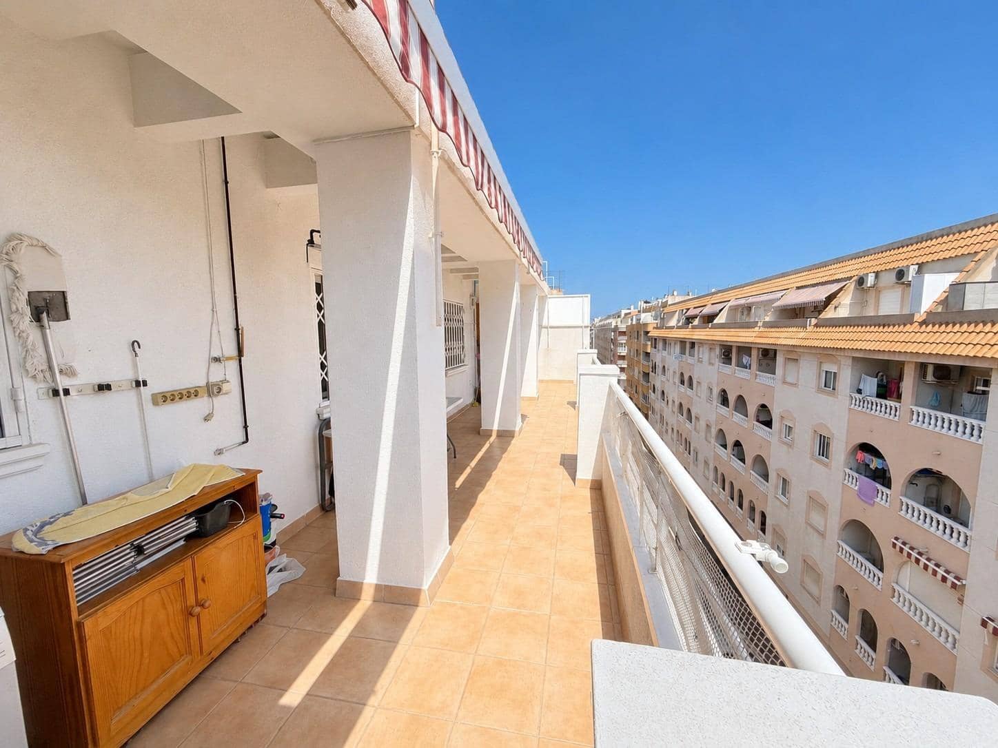 3 makuuhuone Kattohuoneisto myytävänä paikassa Torrevieja mukana uima-altaan - 199 900 € (Ref: 9899817)