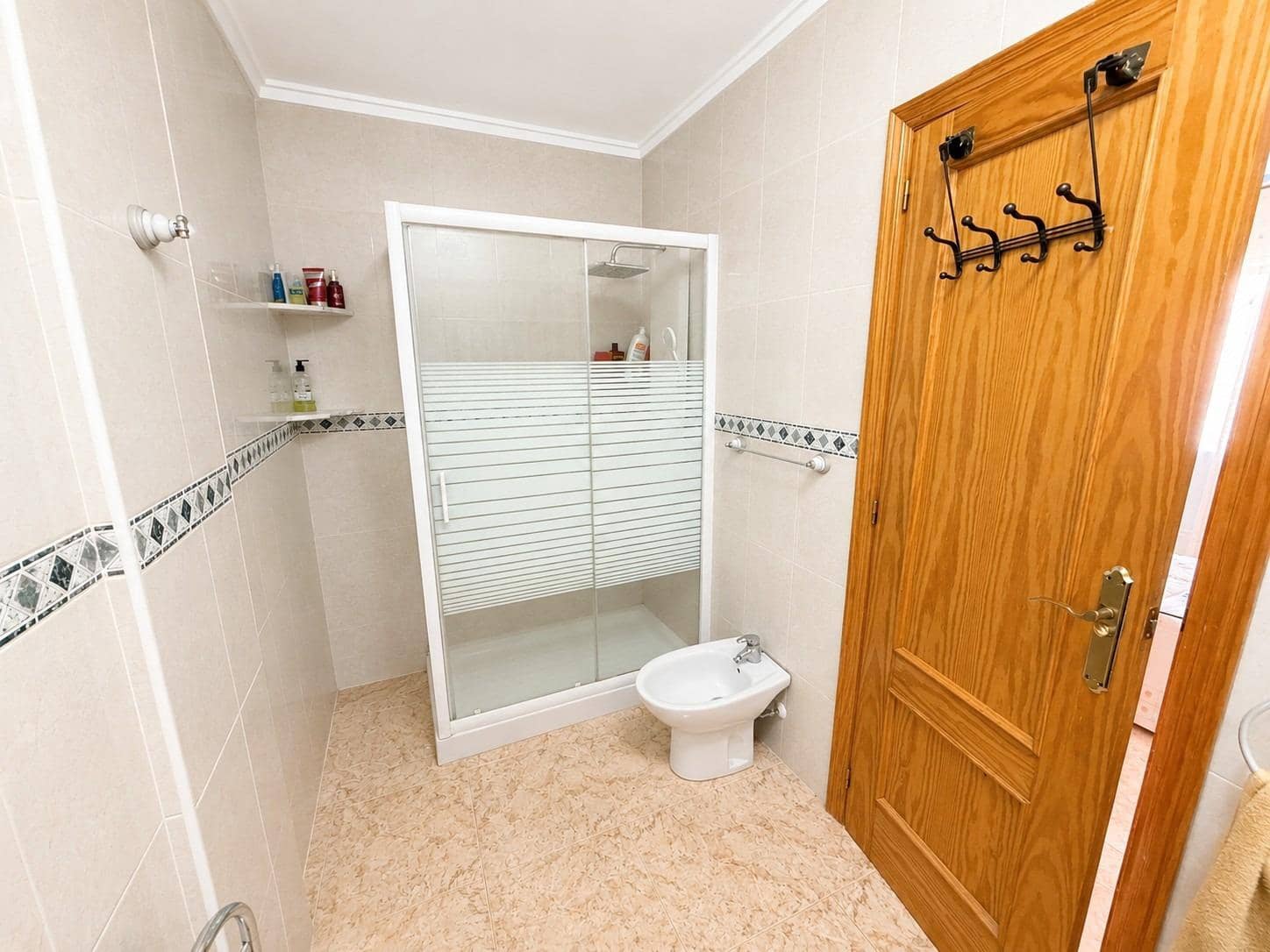 3 makuuhuone Kattohuoneisto myytävänä paikassa Torrevieja mukana uima-altaan - 199 900 € (Ref: 9899817)