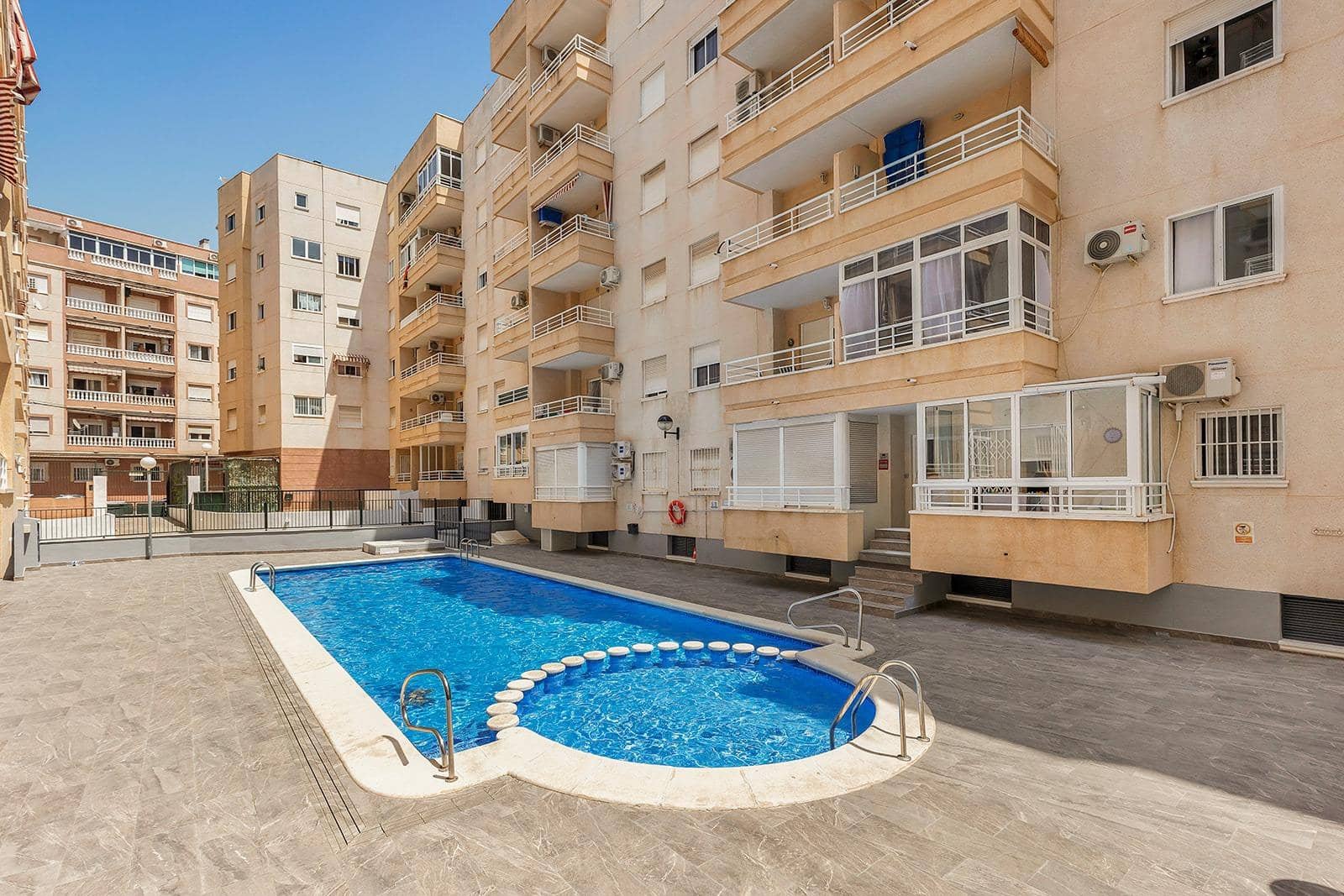 3 makuuhuone Kattohuoneisto myytävänä paikassa Torrevieja mukana uima-altaan - 199 900 € (Ref: 9899817)
