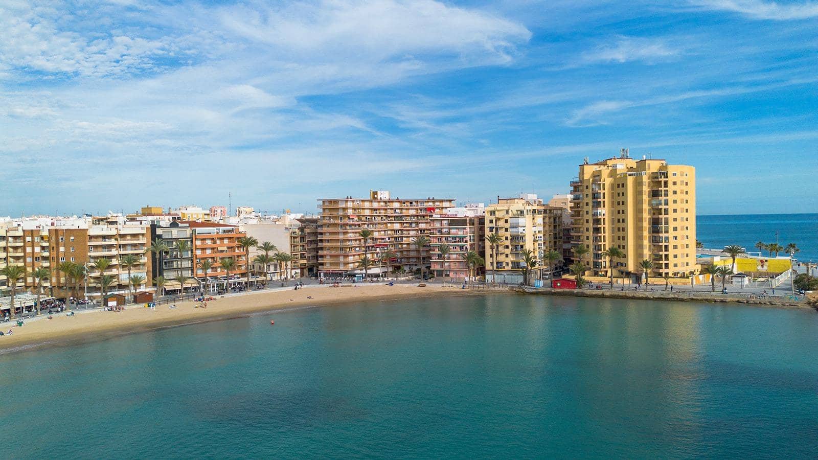 3 makuuhuone Kattohuoneisto myytävänä paikassa Torrevieja mukana uima-altaan - 199 900 € (Ref: 9899817)