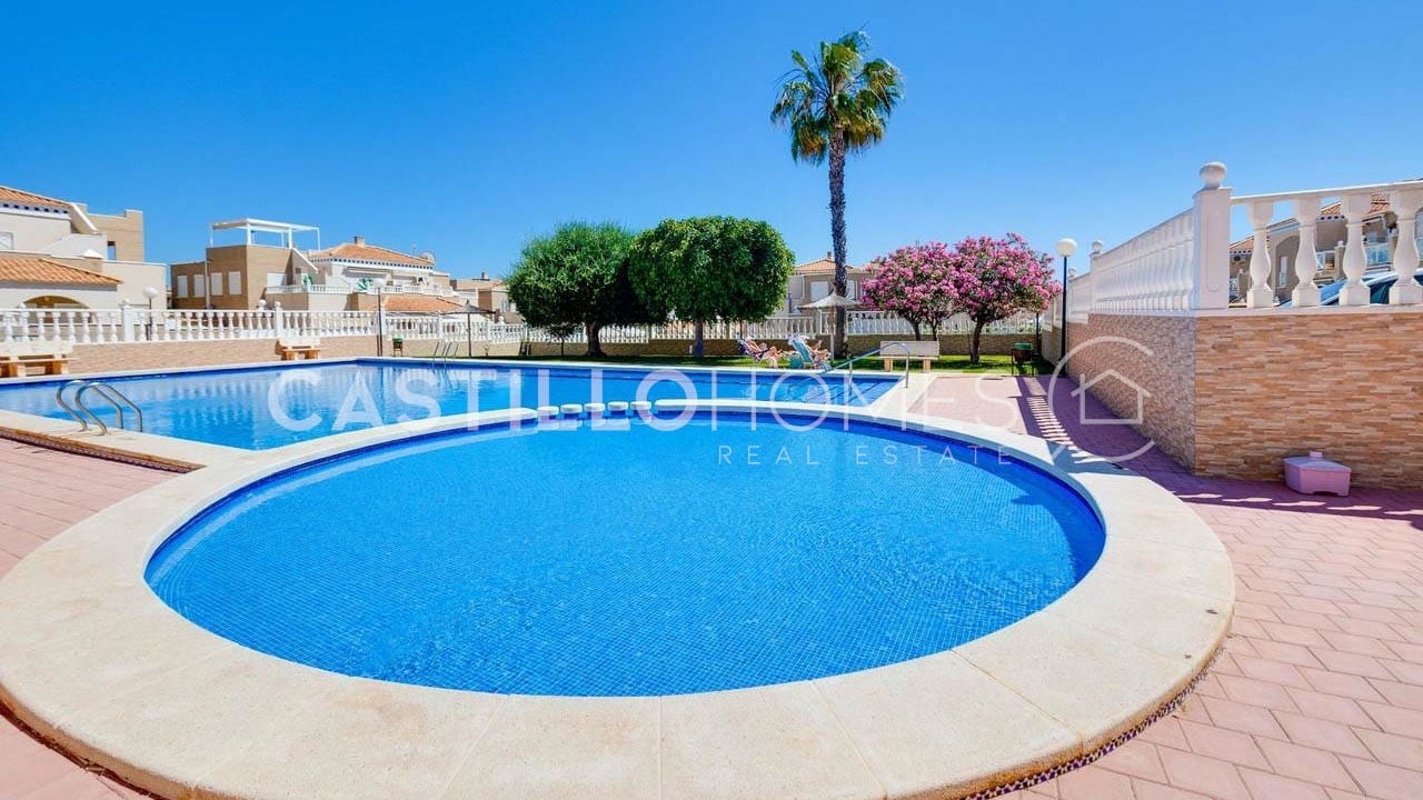 2 chambre Bungalow à vendre à Torrevieja avec piscine garage - 179 900 € (Ref: 9902109)