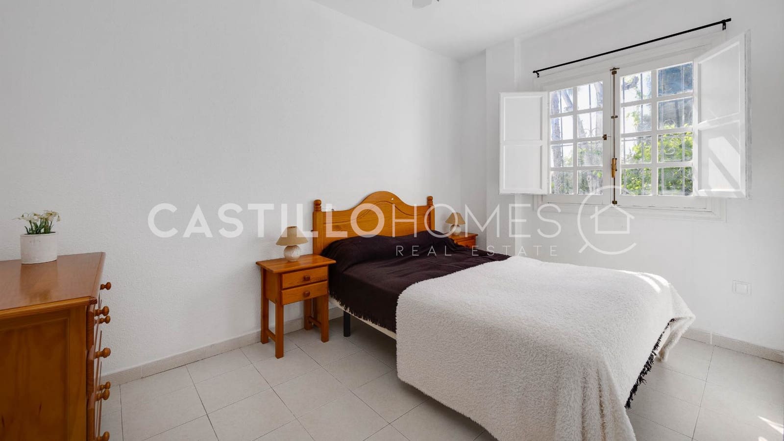 Bungalow de 2 habitaciones en Torrevieja en venta con piscina - 139.500 € (Ref: 9902110)