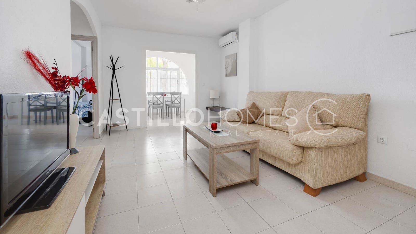 Bungalow de 2 habitaciones en Torrevieja en venta con piscina - 139.500 € (Ref: 9902110)