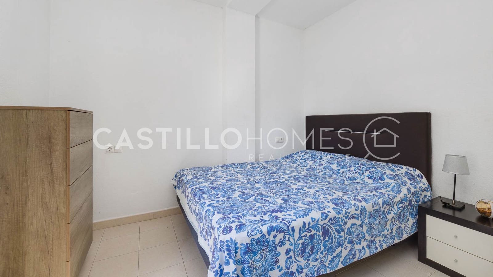 Bungalow de 2 habitaciones en Torrevieja en venta con piscina - 139.500 € (Ref: 9902110)