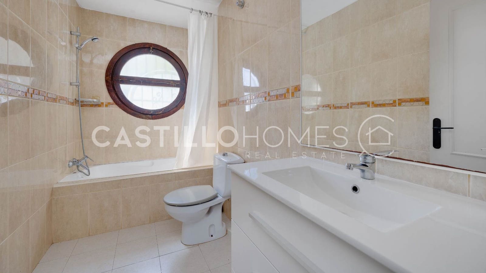 Bungalow de 2 habitaciones en Torrevieja en venta con piscina - 139.500 € (Ref: 9902110)