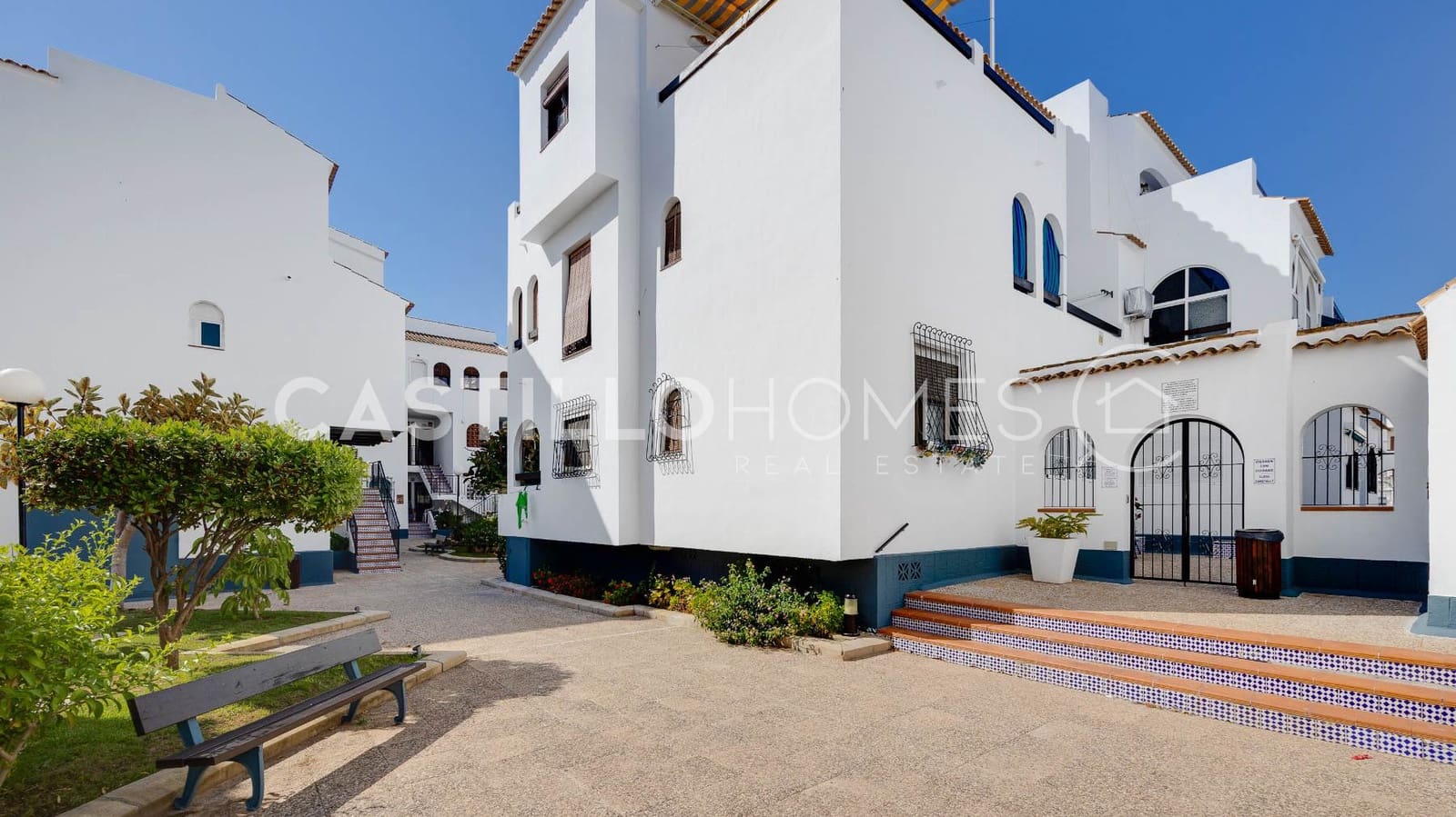 Bungalow de 2 habitaciones en Torrevieja en venta con piscina - 139.500 € (Ref: 9902110)