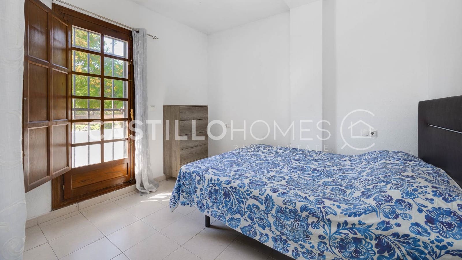Bungalow de 2 habitaciones en Torrevieja en venta con piscina - 139.500 € (Ref: 9902110)