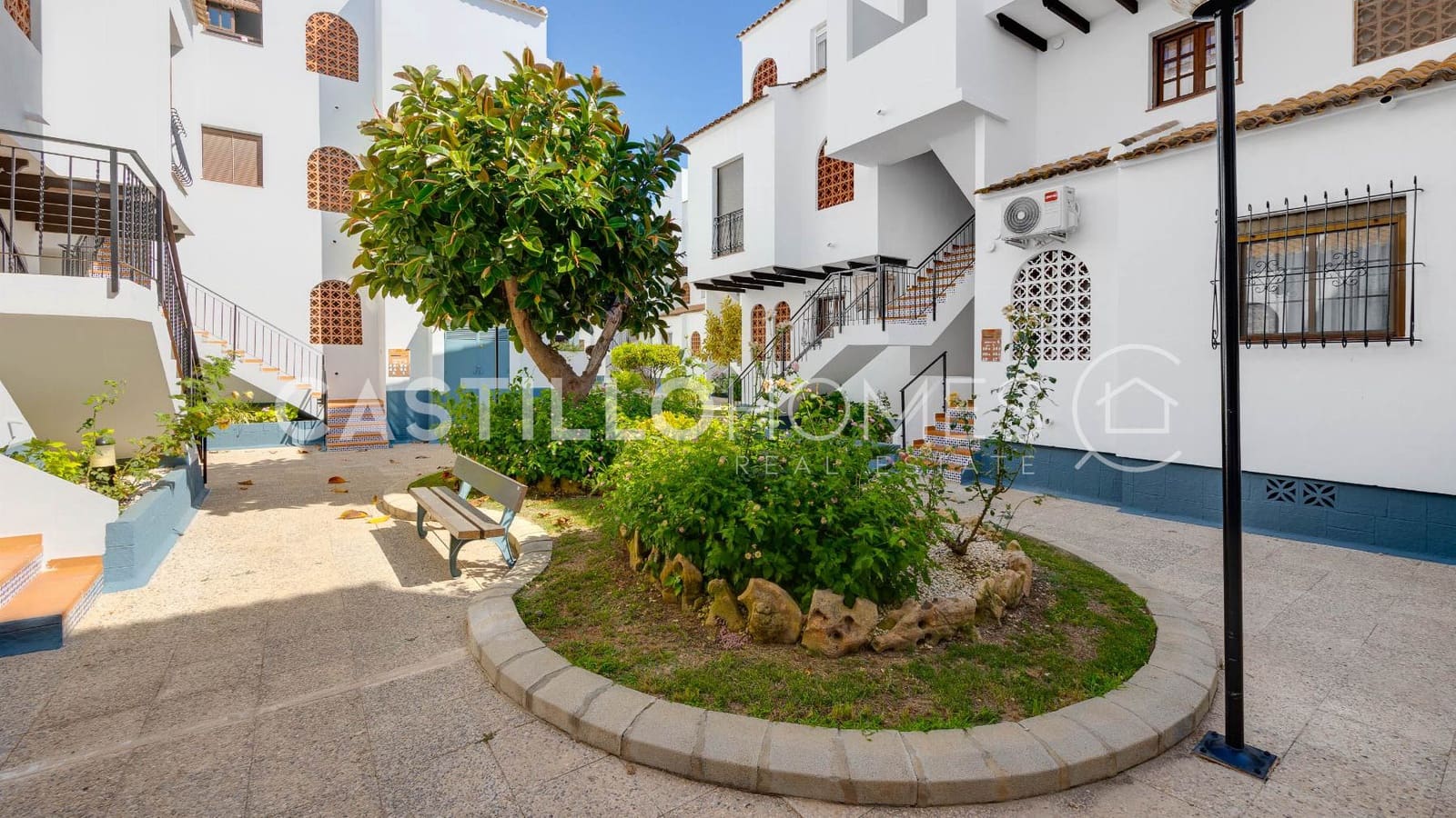 Bungalow de 2 habitaciones en Torrevieja en venta con piscina - 139.500 € (Ref: 9902110)