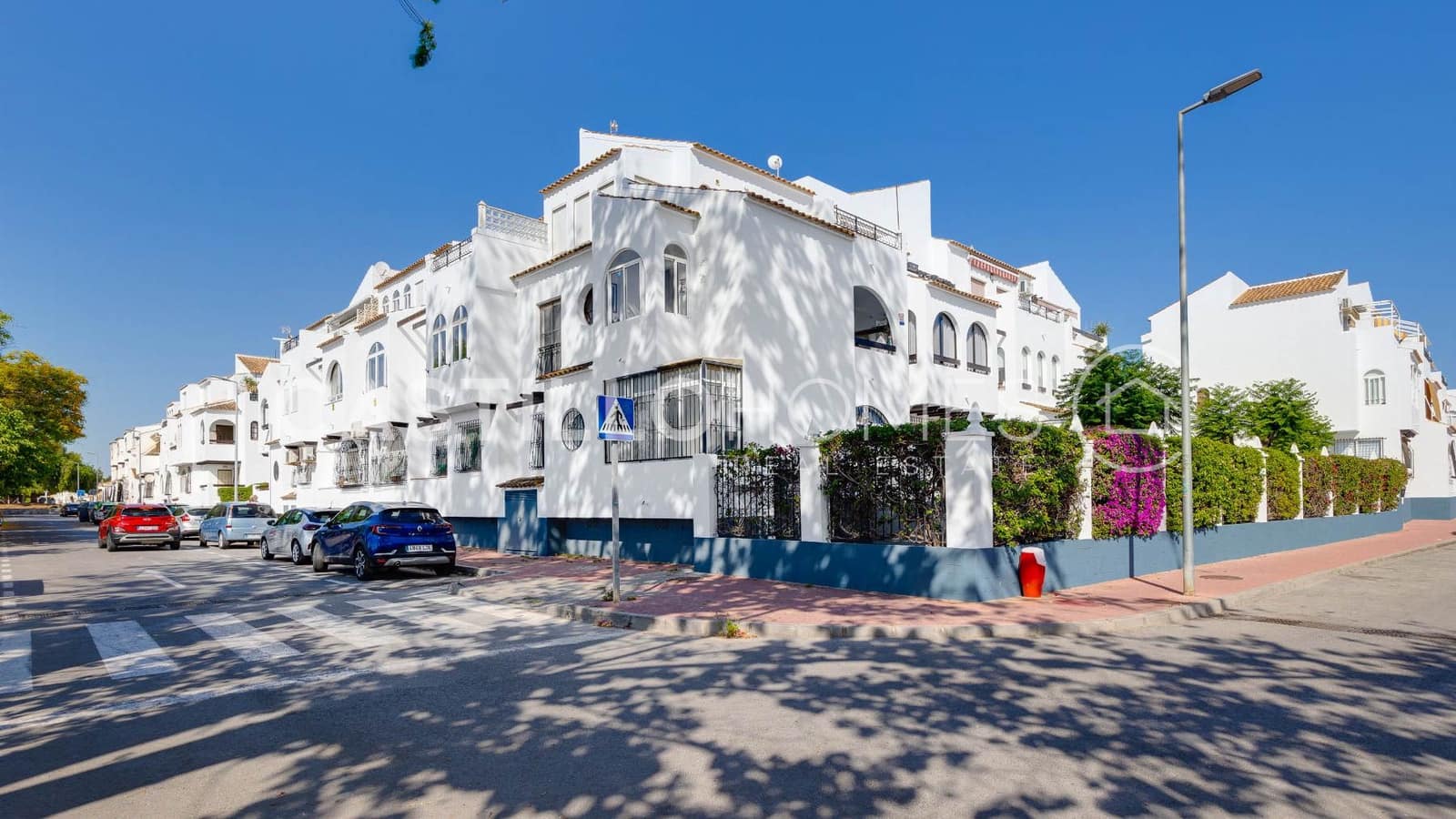 Bungalow de 2 habitaciones en Torrevieja en venta con piscina - 139.500 € (Ref: 9902110)