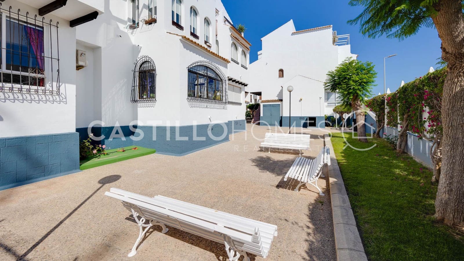 Bungalow de 2 habitaciones en Torrevieja en venta con piscina - 139.500 € (Ref: 9902110)