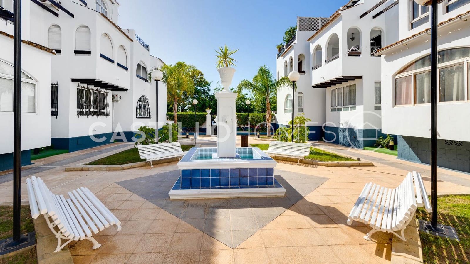 Bungalow de 2 habitaciones en Torrevieja en venta con piscina - 139.500 € (Ref: 9902110)