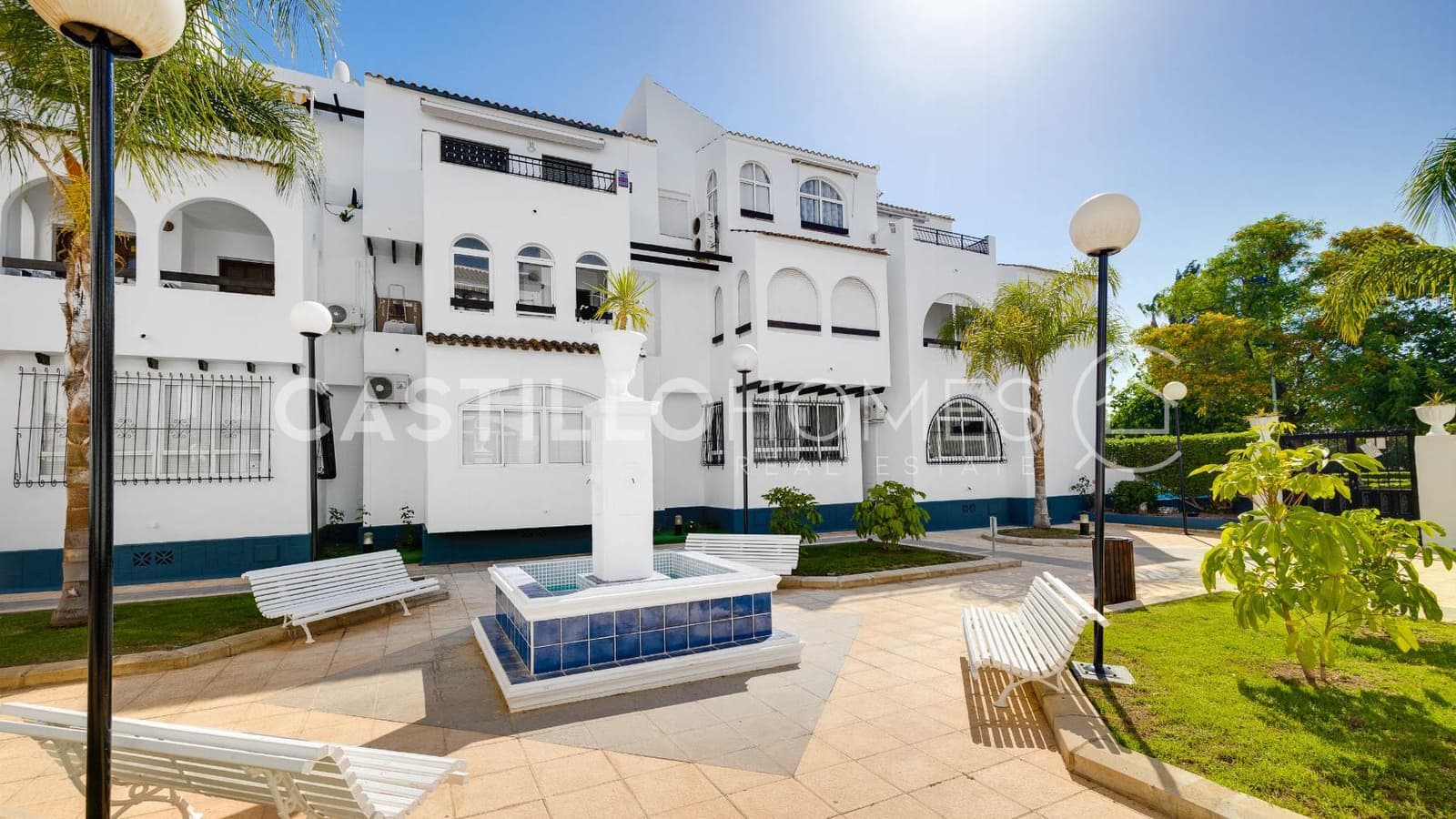 Bungalow de 2 habitaciones en Torrevieja en venta con piscina - 139.500 € (Ref: 9902110)