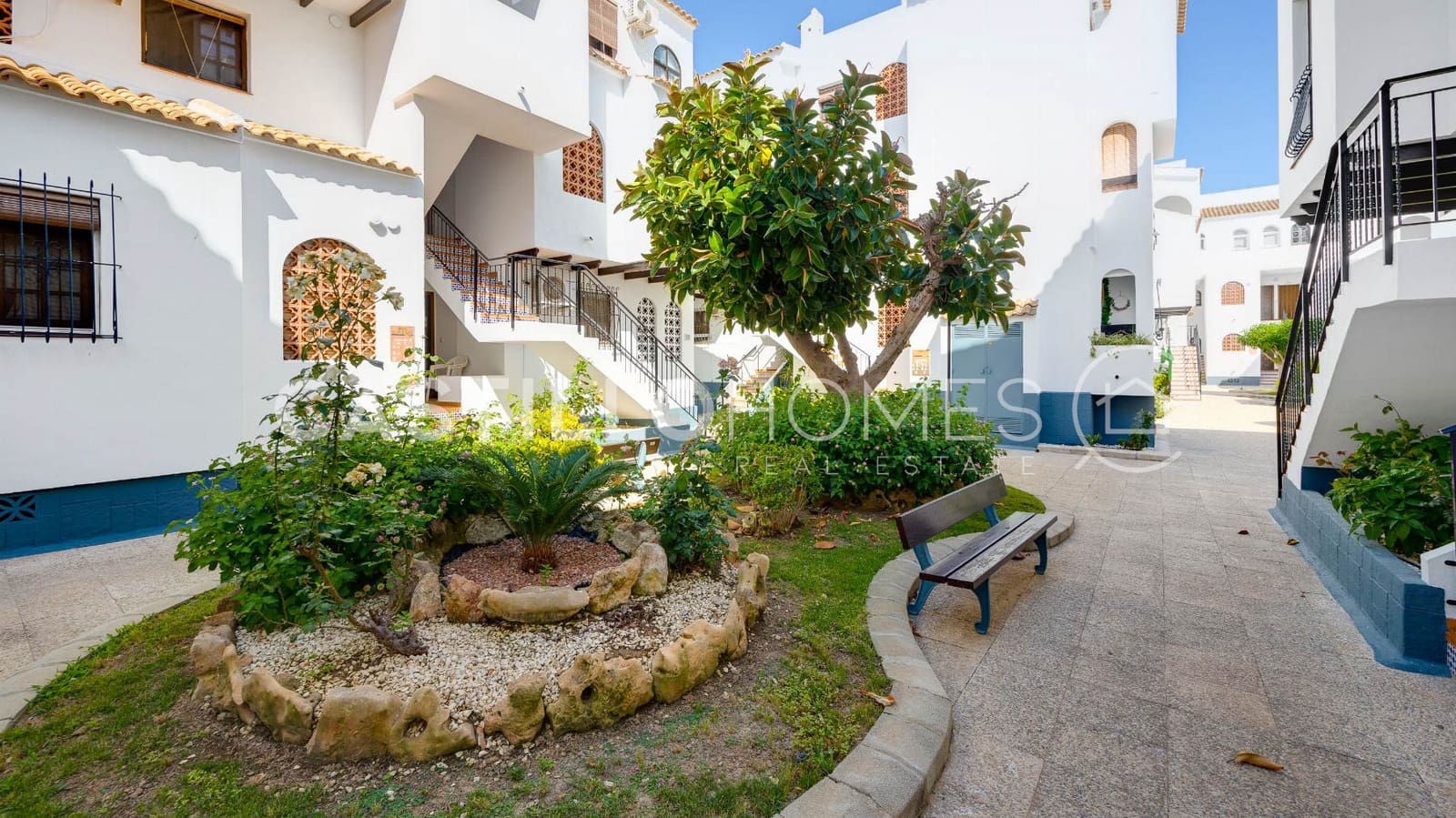Bungalow de 2 habitaciones en Torrevieja en venta con piscina - 139.500 € (Ref: 9902110)