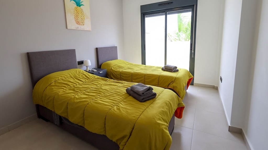 Bungalow de 2 habitaciones en Guardamar del Segura en venta con piscina garaje - 255.000 € (Ref: 9902111)