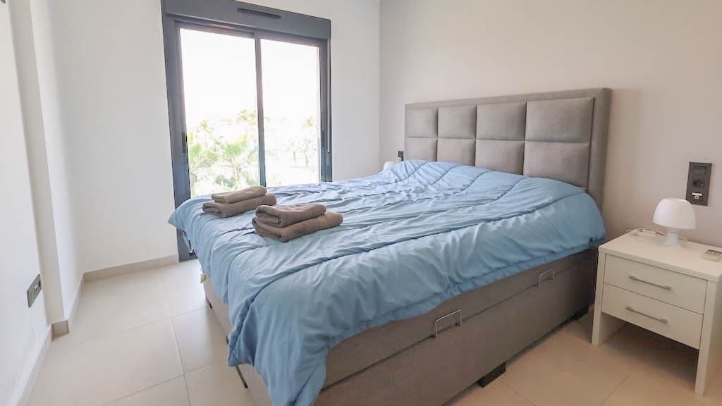 Bungalow de 2 habitaciones en Guardamar del Segura en venta con piscina garaje - 255.000 € (Ref: 9902111)