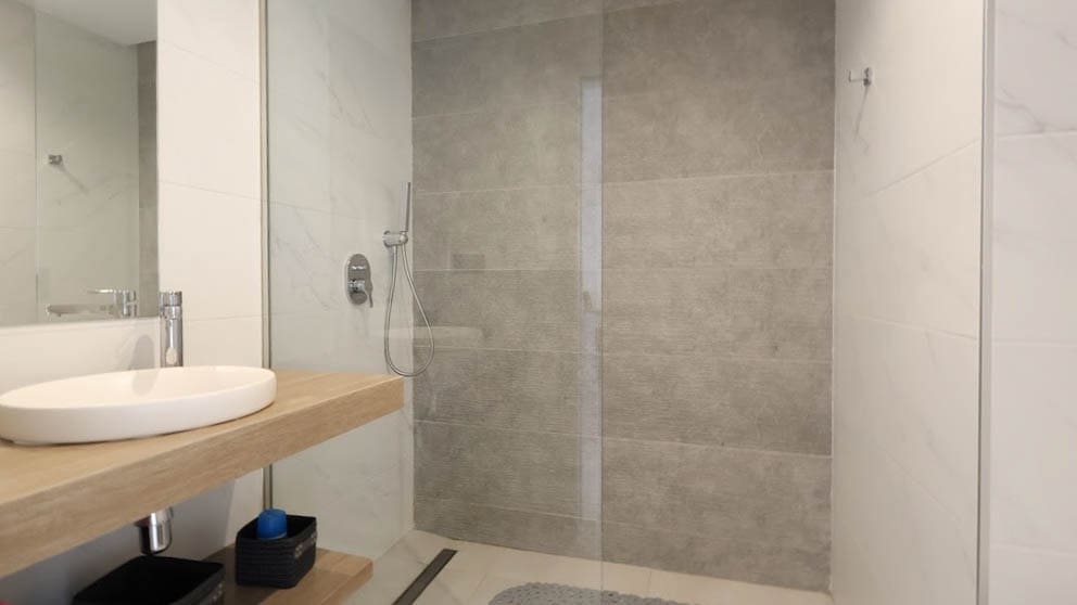 Bungalow de 2 habitaciones en Guardamar del Segura en venta con piscina garaje - 255.000 € (Ref: 9902111)