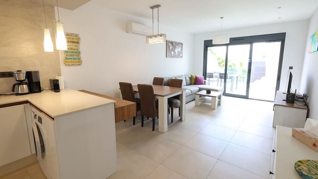 Bungalow de 2 habitaciones en Guardamar del Segura en venta con piscina garaje - 255.000 € (Ref: 9902111)