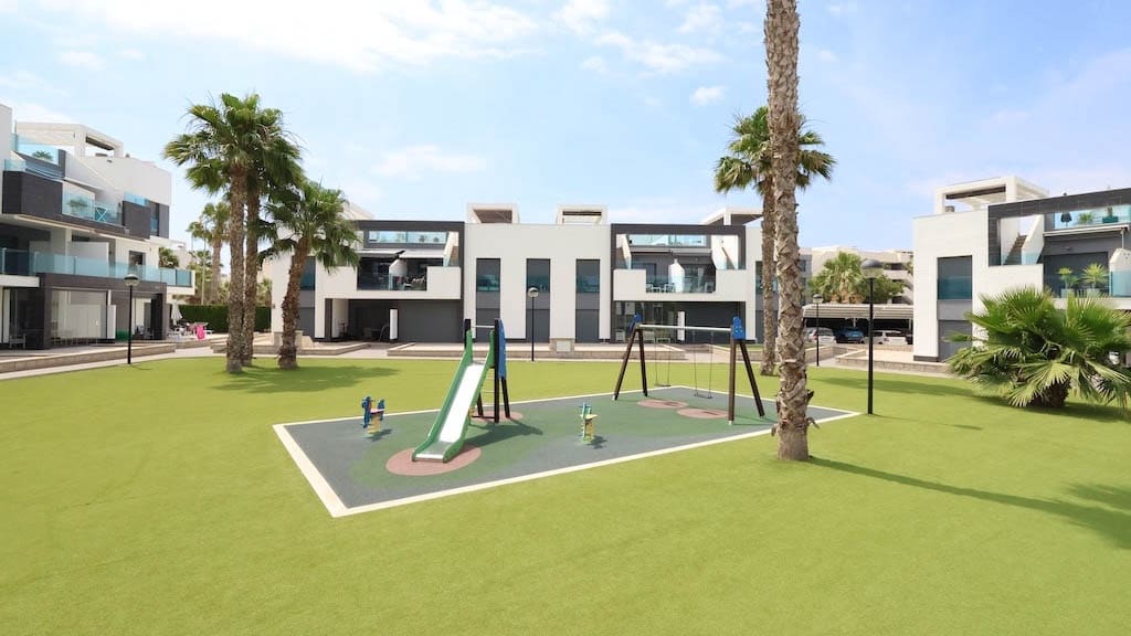 Bungalow de 2 habitaciones en Guardamar del Segura en venta con piscina garaje - 255.000 € (Ref: 9902111)