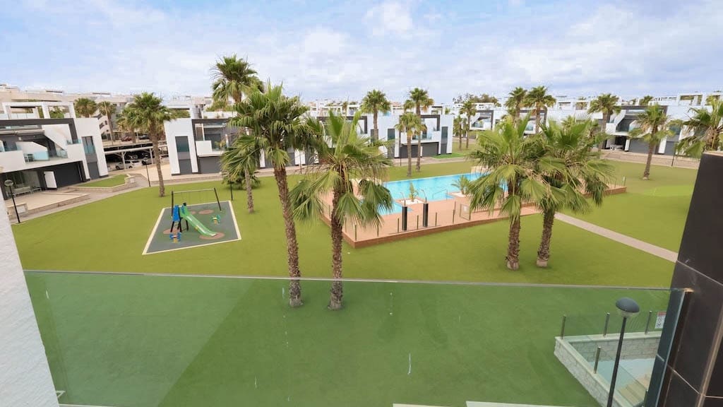 Bungalow de 2 habitaciones en Guardamar del Segura en venta con piscina garaje - 255.000 € (Ref: 9902111)