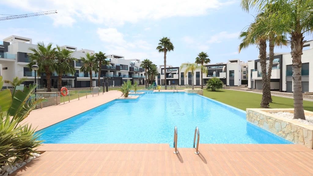 Bungalow de 2 habitaciones en Guardamar del Segura en venta con piscina garaje - 255.000 € (Ref: 9902111)