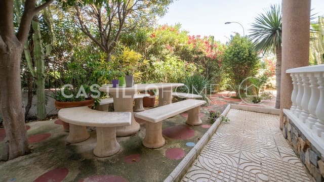 5 sypialnia Dom na sprzedaż w Torrevieja z basenem garażem - 840 000 € (Ref: 9902113)