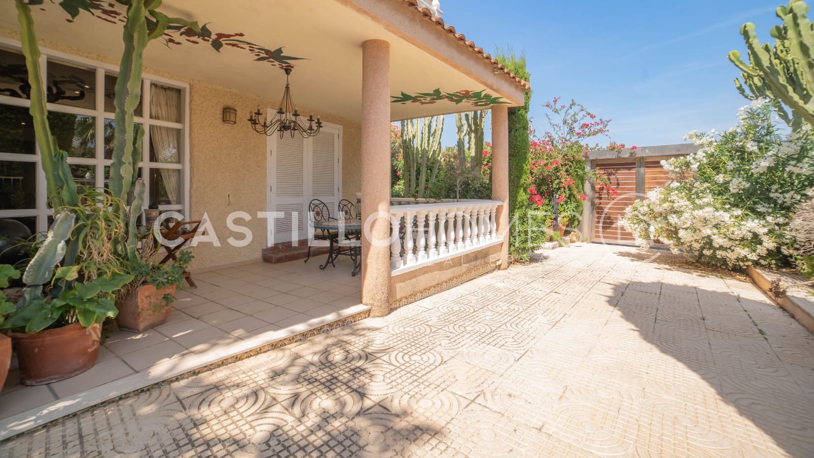 5 sypialnia Dom na sprzedaż w Torrevieja z basenem garażem - 840 000 € (Ref: 9902113)
