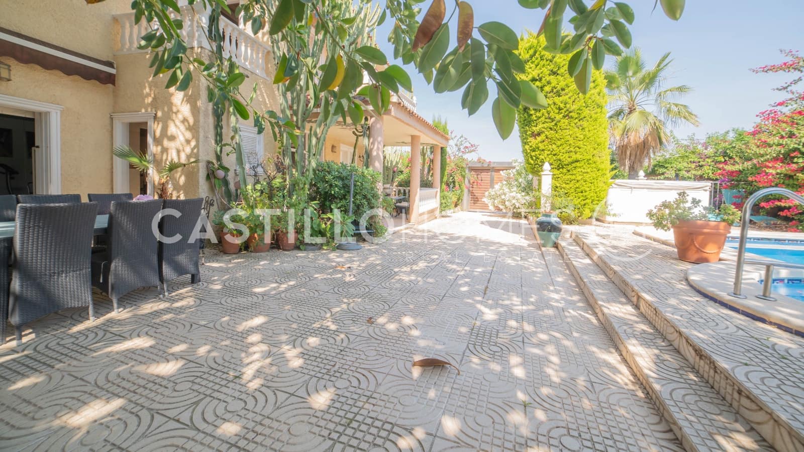 5 sypialnia Dom na sprzedaż w Torrevieja z basenem garażem - 840 000 € (Ref: 9902113)