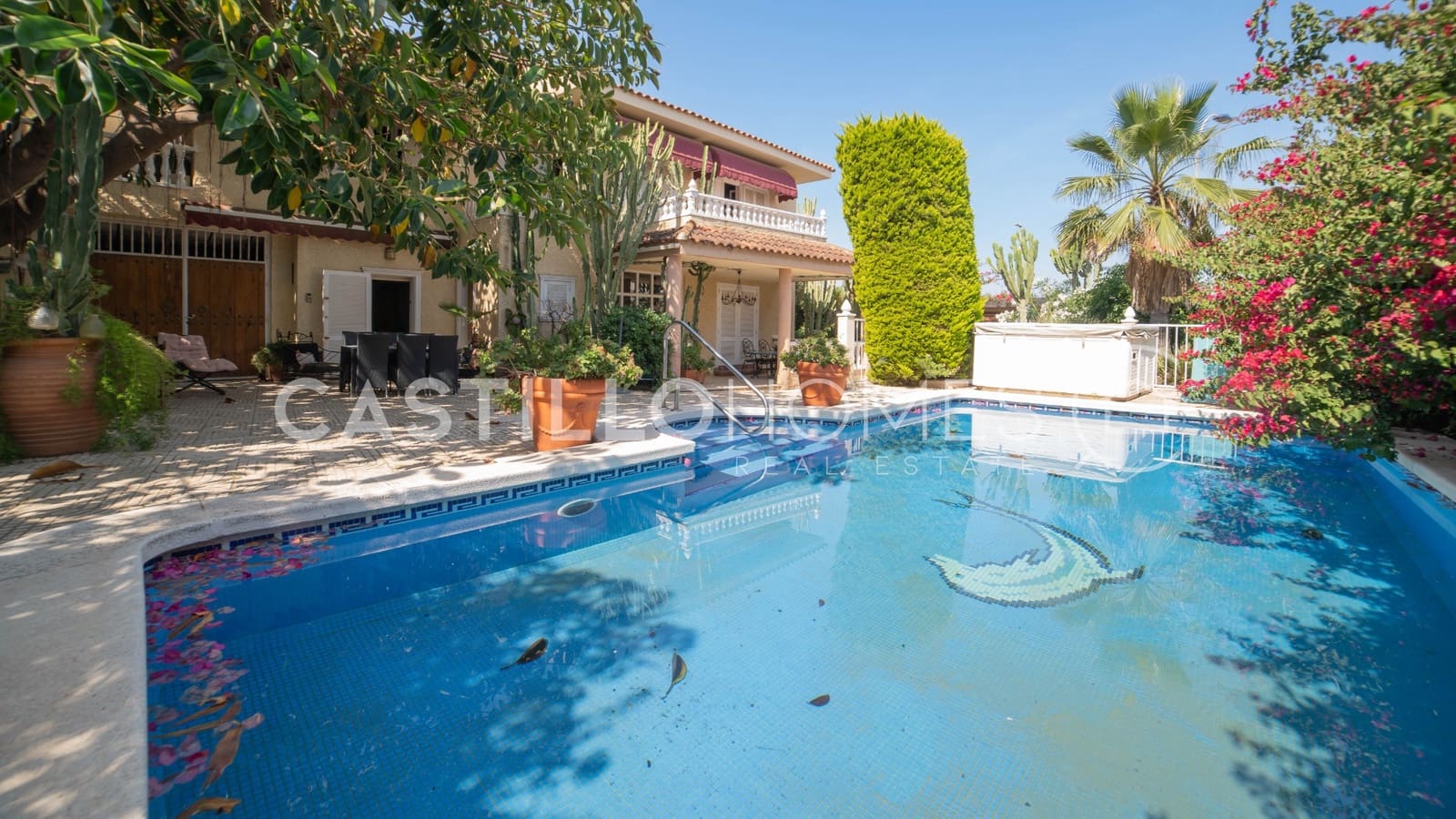 5 sypialnia Dom na sprzedaż w Torrevieja z basenem garażem - 840 000 € (Ref: 9902113)