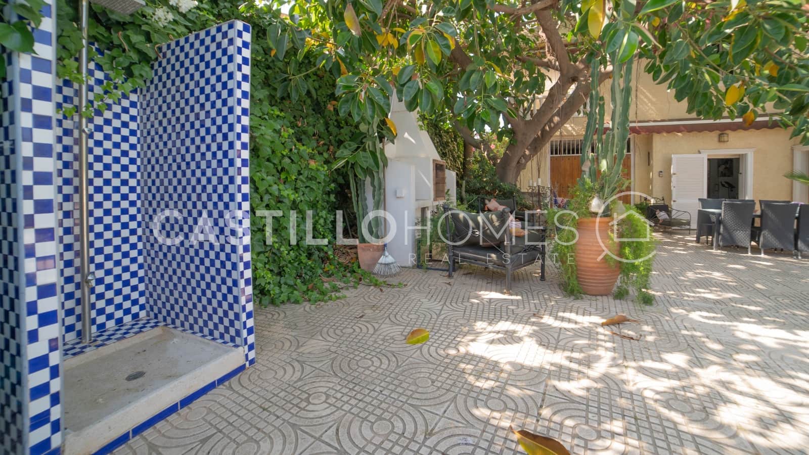 5 sypialnia Dom na sprzedaż w Torrevieja z basenem garażem - 840 000 € (Ref: 9902113)