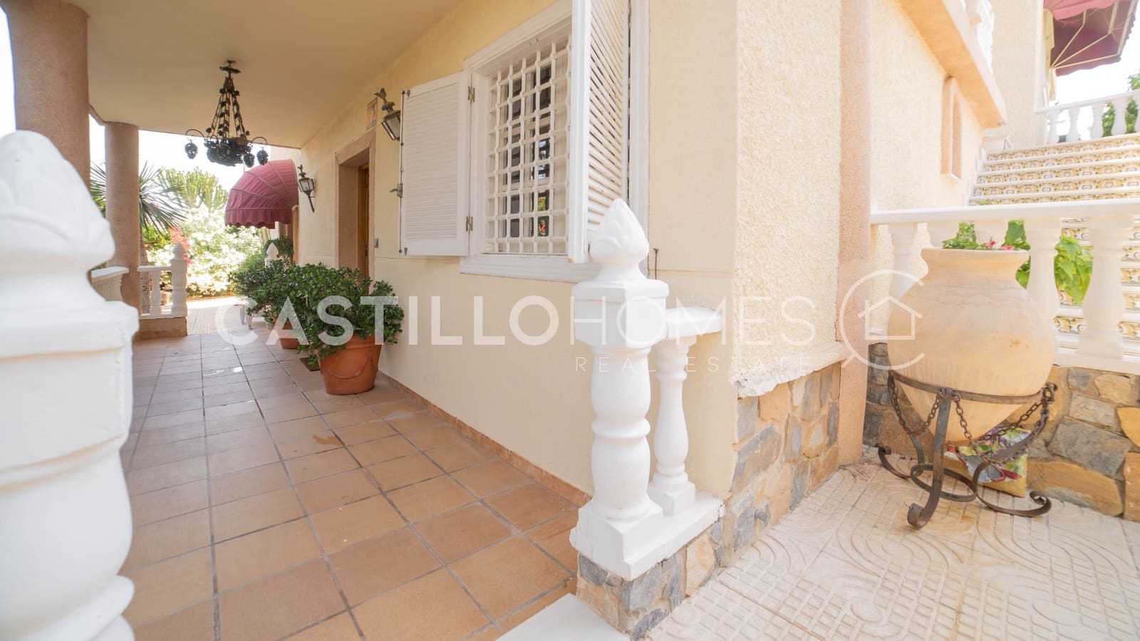 5 sypialnia Dom na sprzedaż w Torrevieja z basenem garażem - 840 000 € (Ref: 9902113)